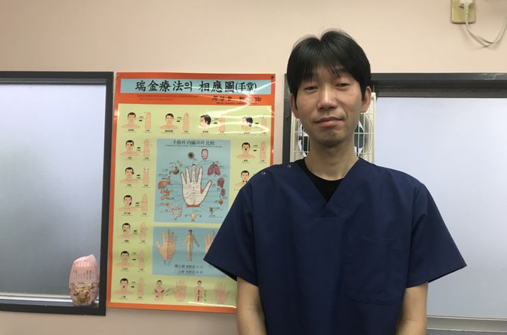 笑顔で立つ男性