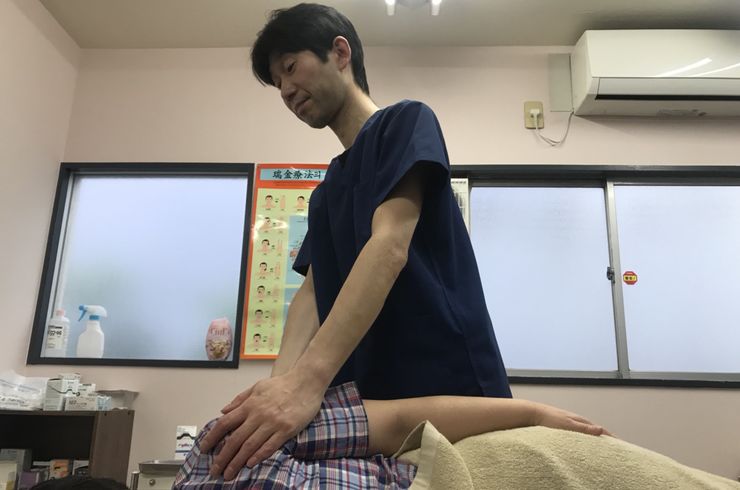 肩周りの施術をする男性