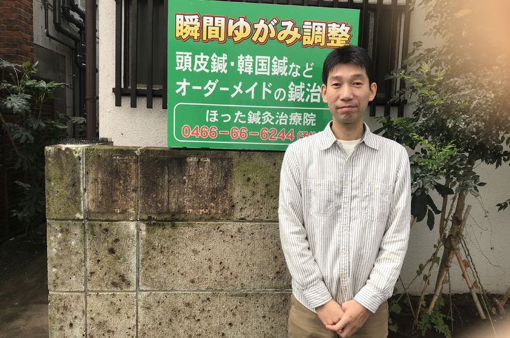 男性と店舗看板