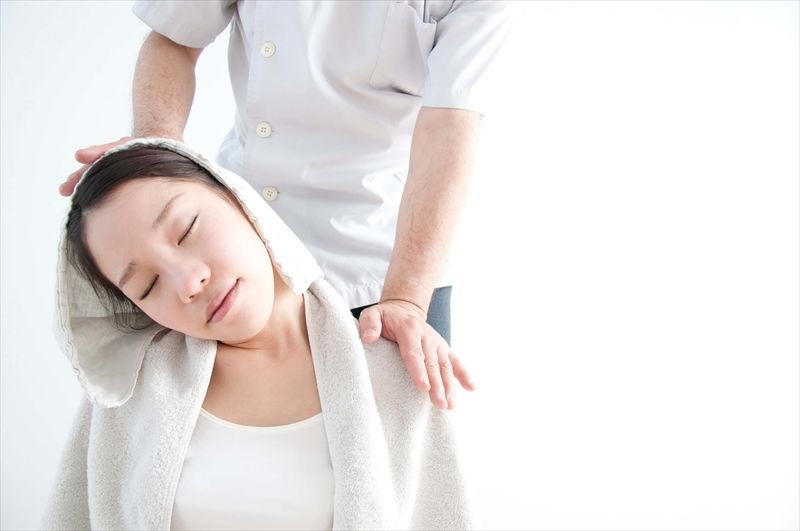 首の施術を受ける女性